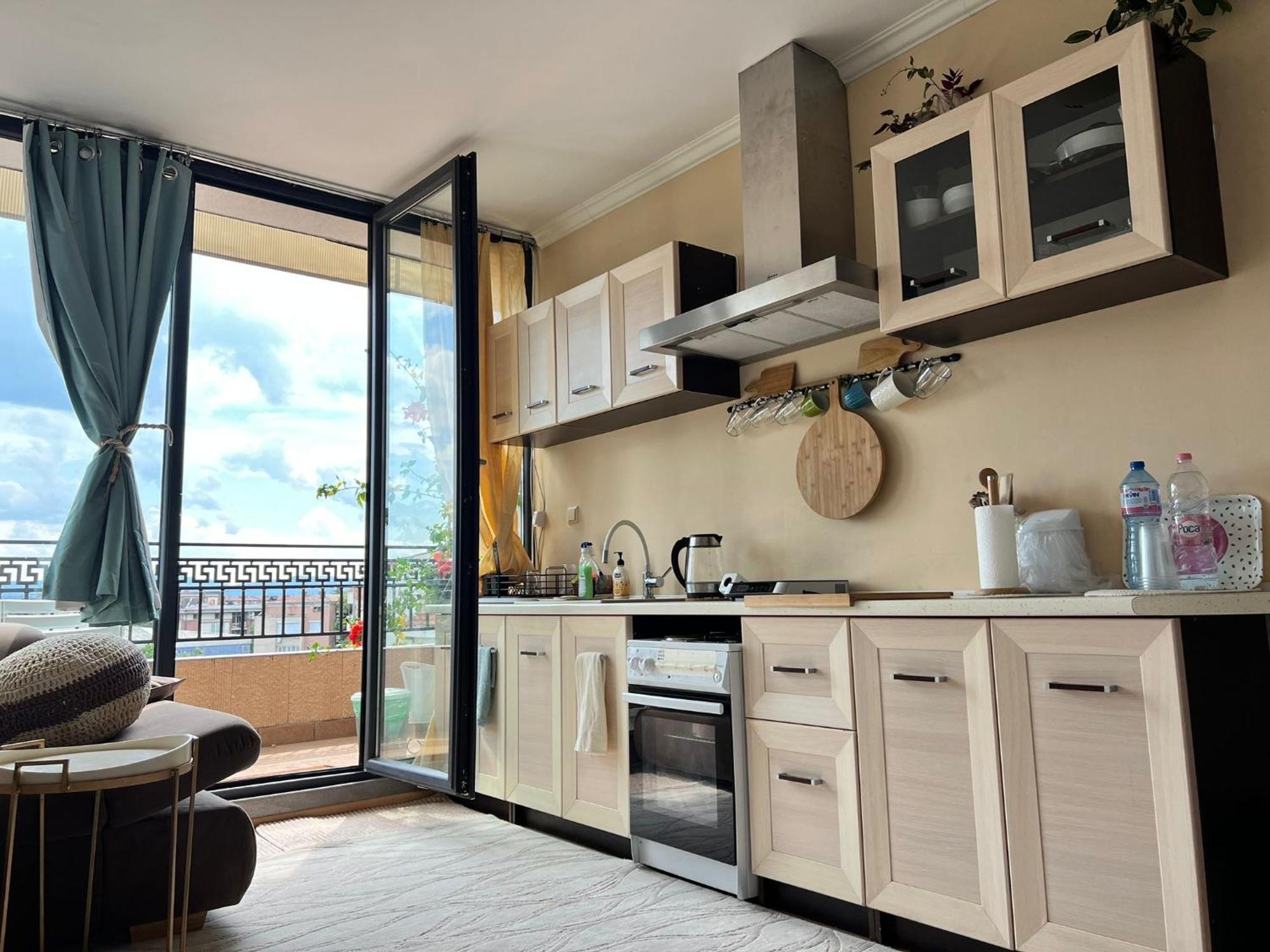 Downtown Central Apartment With Working Kitchen, City Views & Free Parking Казанлык Экстерьер фото